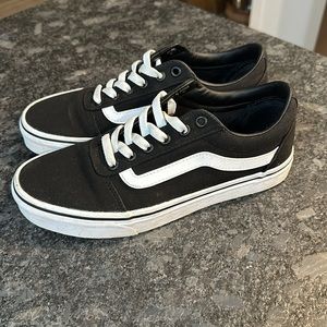 Vans old skool shoe - women’s black and white - 7.5